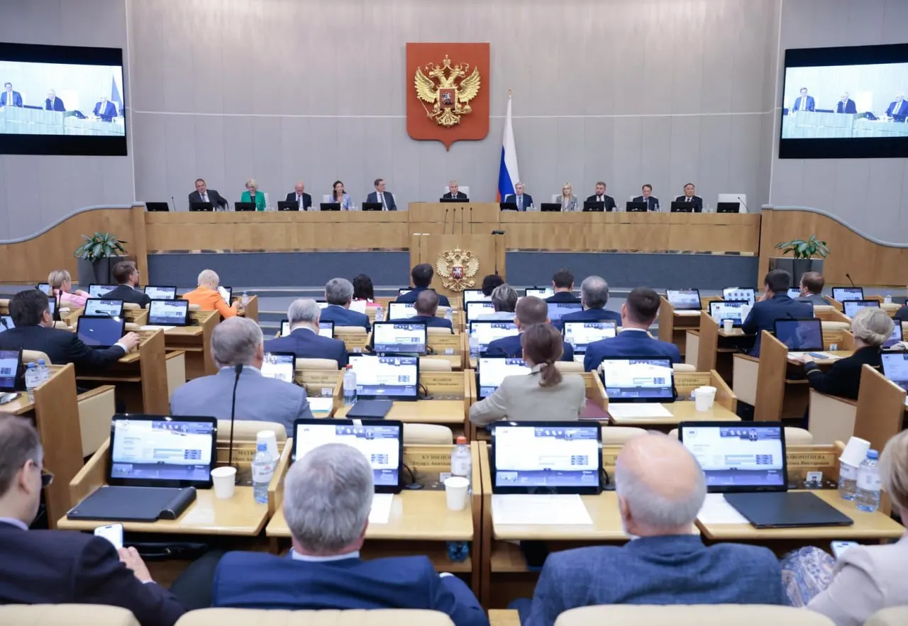 Анализ показал, что Госдума утверждает подавляющее большинство правительственных проектов, тогда как депутатские инициативы проходят заметно реже.