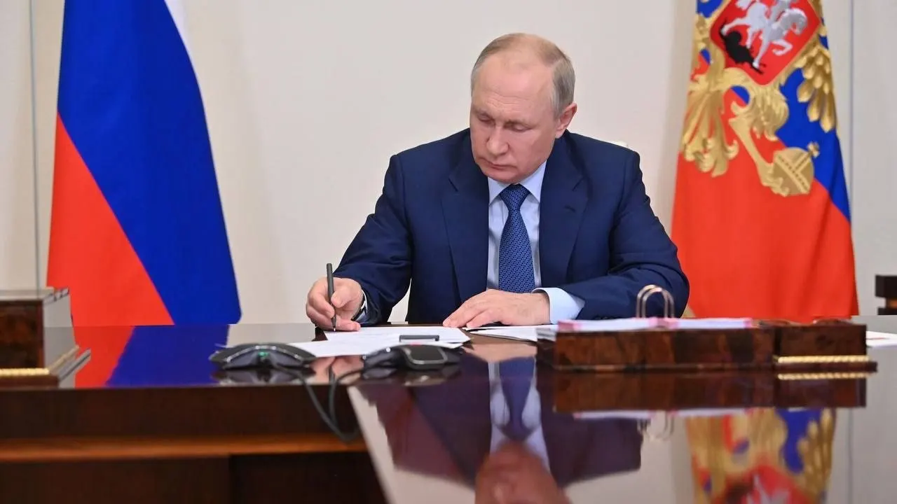 Закон ограничивает пребывание детей трудовых мигрантов сроком действия разрешения на работу родителя. По достижении 18 лет им предстоит либо выехать из страны, либо в течение 30 дней подать заявление на получение патента.