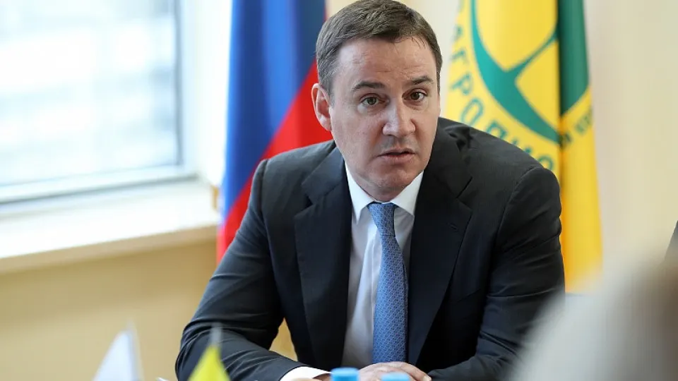 Заместитель председателя правительства Дмитрий Патрушев фактически взял под контроль РЭО: в наблюдательный совет может войти его приближённый, а назначение нового гендиректора отложено на фоне уголовных дел против прежних менеджеров.