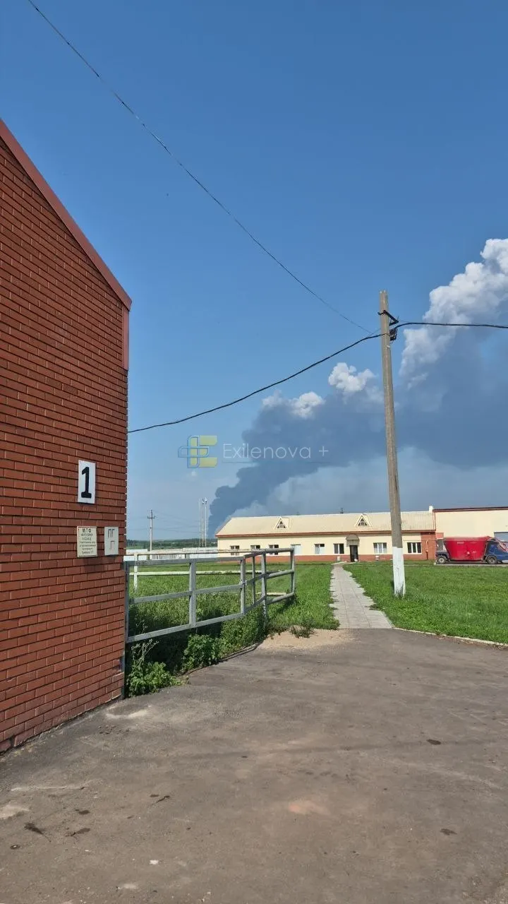 Ночные атаки беспилотников зафиксированы в нескольких регионах России: пожар и гибель ребёнка под Воронежем, повреждения складов маркетплейсов, удары по объектам ТЭК и НПЗ. Есть пострадавшие и разрушения, детали уточняются.