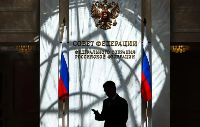 Совфед принял пакет законов, которые лишают уехавших за границу россиян, осуждённых по политическим статьям, ряда консульских и экономических прав; Госдума ранее поддержала поправки.