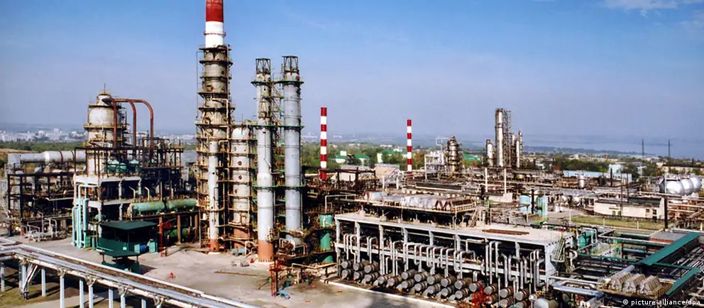 Ночью по российским регионам были нанесены удары дронов: поражён нефтеперерабатывающий завод в Сызрани, повреждены танкеры и паромы в Азовском море, в Крыму зафиксированы массовые отключения электроэнергии. По данным российской стороны, за ночь сбиты почти 350 БПЛА.