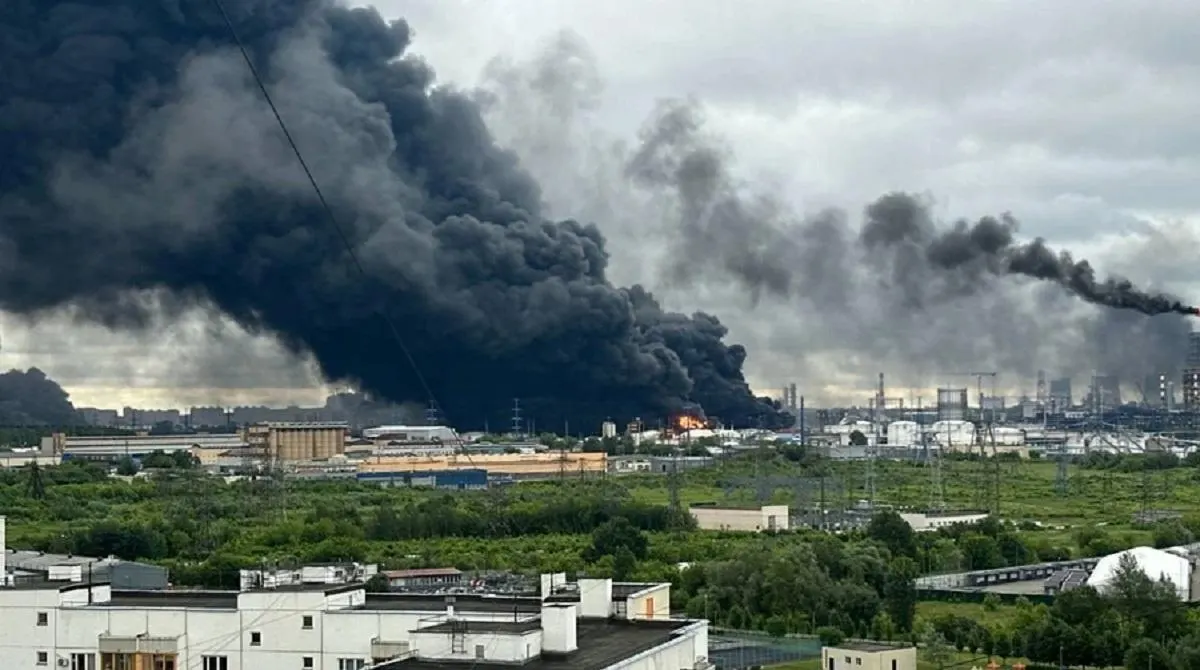 По данным Генштаба, атаки беспилотников нанесли серьёзный ущерб НПЗ и резервуарам, что привело к острому дефициту топлива и вынудило Россию наращивать импорт.