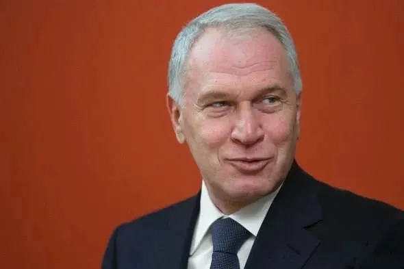 Президент подписал указ о награждении Юрия Ковальчука «за большой вклад в социально значимые проекты, сохранение культурно-исторических ценностей и благотворительную деятельность». По версии Forbes он занимает 66-е место среди российских миллиардеров.