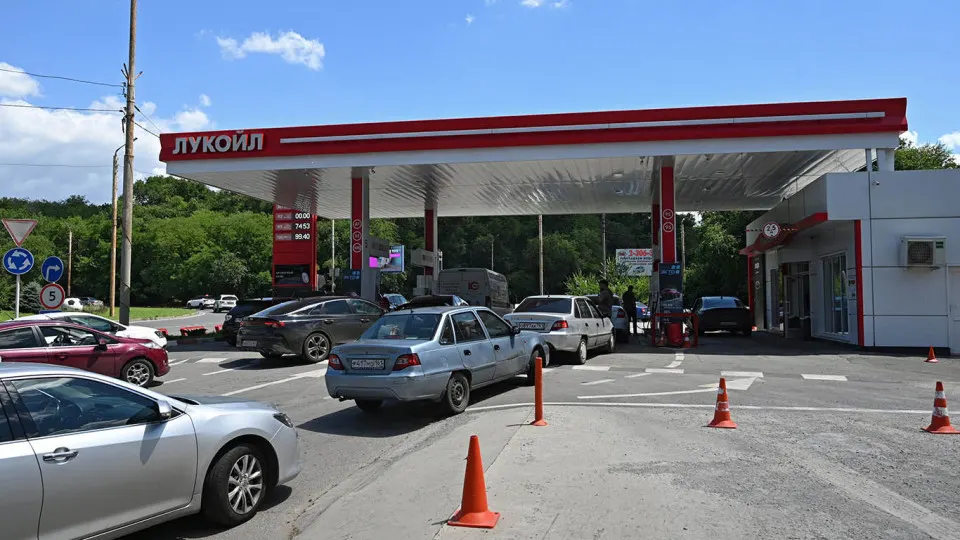Цена белорусского АИ-92 выросла за неделю на 6% — до 127 тыс. руб./т, а с мая увеличилась в 1,8 раза. Дефицит топлива в России усиливается на фоне сокращения производства и трудностей с логистикой и оплатой поставок.
