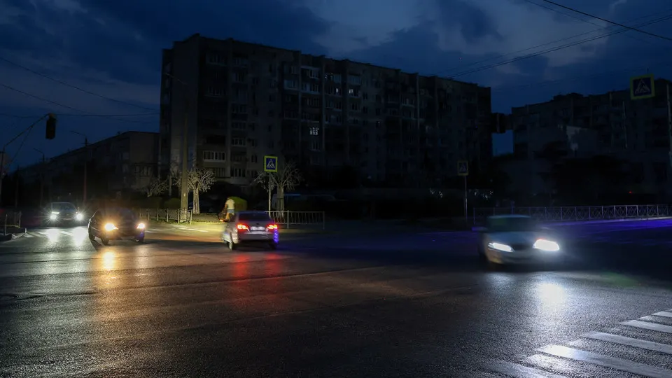 В ряде субъектов РФ, включая аннексированные территории, из‑за дефицита топлива ограничили работу общественного транспорта, сократили рейсы и повысили тарифы. Производство бензина существенно упало — власти вводят экстренные меры.