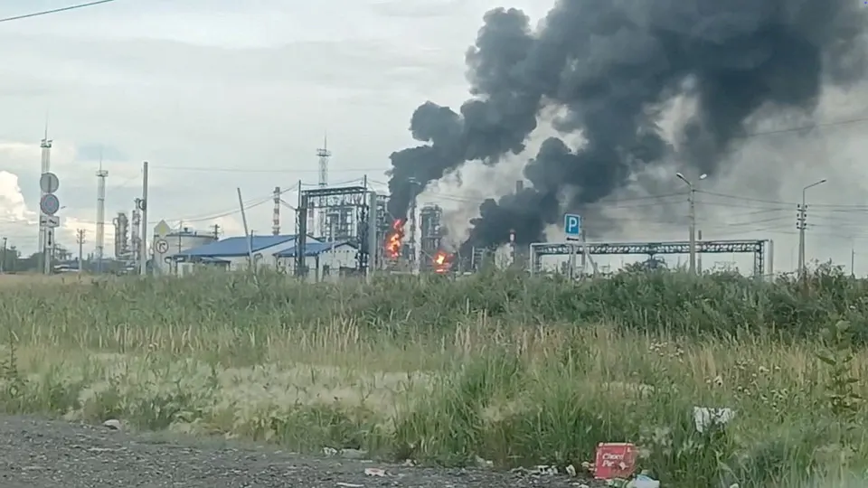 В июне выпуск нефтепродуктов упал на 12% относительно мая и почти на 22% к прошлому году. Снижение производства привело к дефициту топлива, росту цен и необходимости импорта.
