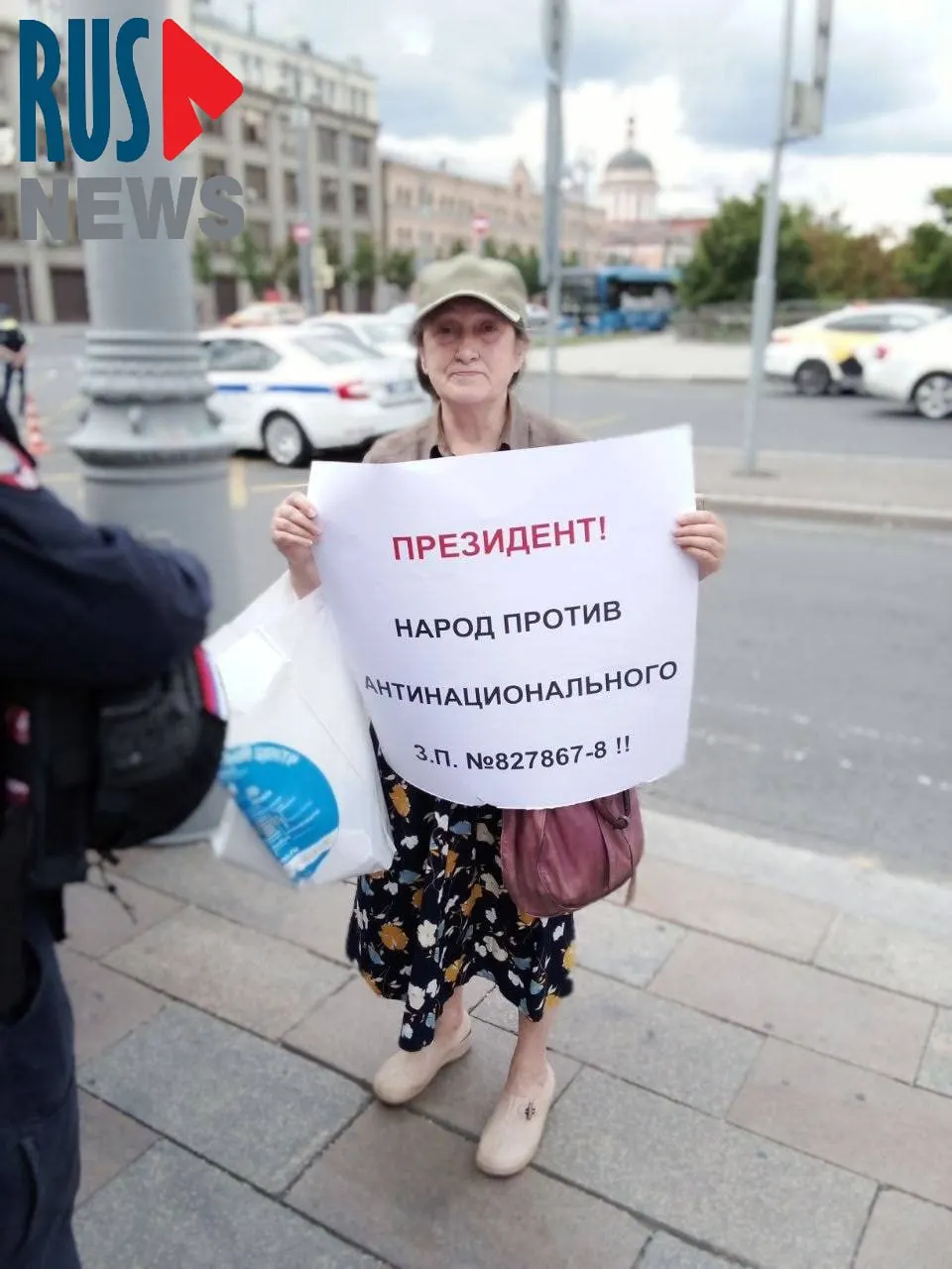 На Старой площади в Москве задержали активистку, выступавшую против законопроекта о передаче регионам права исключать памятники из государственного реестра объектов культурного наследия.