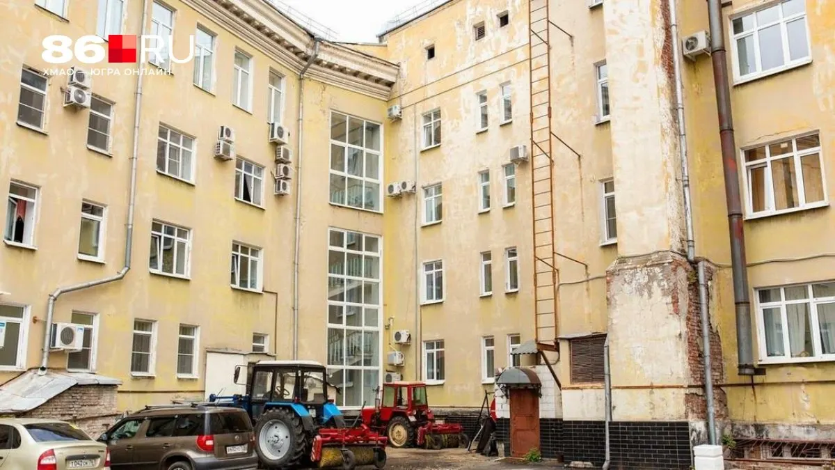 Решение о переустройстве дворовой территории, включая организацию парковки, принимается на общедомовом собрании. Собственникам следует оформить протокол и учитывать необходимость согласований с муниципалитетом и сетевыми организациями.