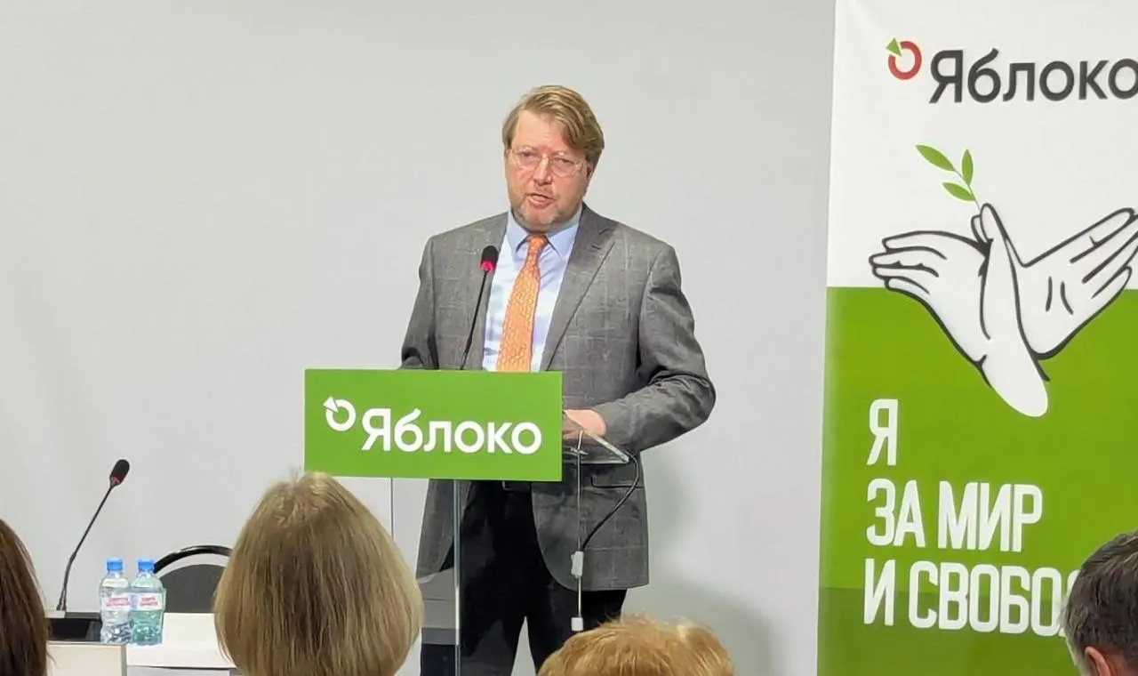 Верховный суд оставил в силе решение петербургского суда о штрафе Николаю Рыбакову за публикацию фотографии Алексея Навального. Партия намерена обжаловать вердикт в Конституционном суде.