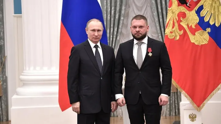 Декларации кандидатов показали, что один из лидеров списка «ЕР» владеет акциями зарубежных компаний и паями иностранных фондов; в партии заявляют, что иностранные активы были отчуждены до подачи документов.