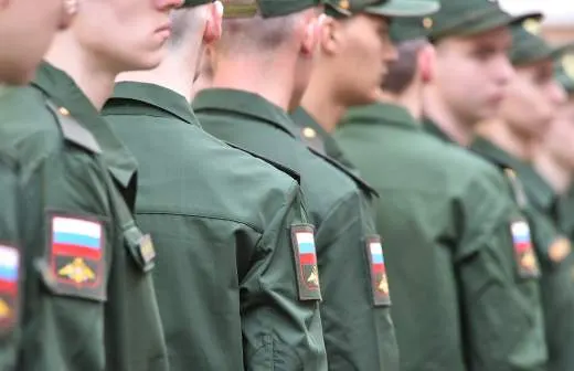 Правительство поддержало законопроект о направлении солдат срочной службы в пожарные подразделения МЧС — по оценкам, до 5 тысяч призывников привлекут для тушения пожаров и аварийно‑спасательных работ, чтобы компенсировать сокращение дежурных караулов.