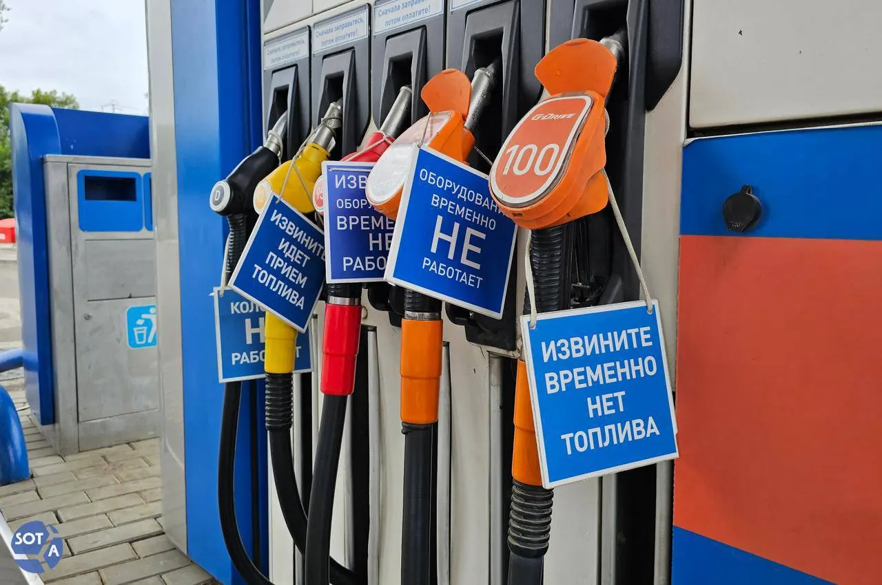 Медианные цены на бензин в России в первой декаде июля заметно выросли. Эксперты предупреждают, что в ближайшие недели существенного снижения цен ожидать не стоит.
