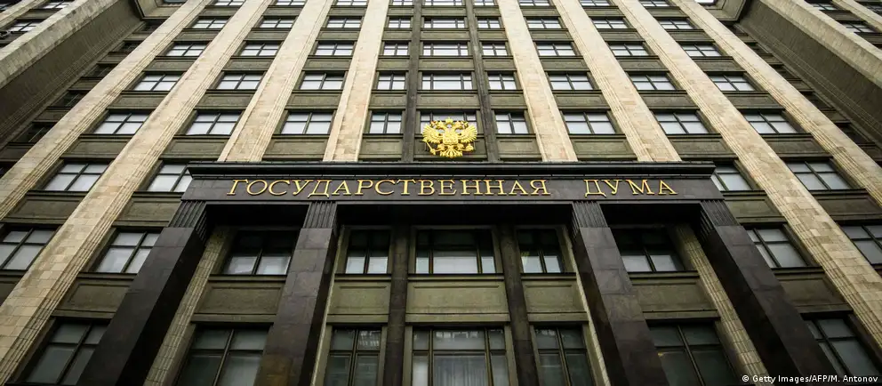 Поправки меняют механизм топливного демпфера, расширяют перечень поставок для учёта биржевых продаж, вводят компенсации для импортного дизеля и ориентируются на индийские цены при расчётах. Власти рассчитывают увидеть эффект в ближайшие дни.