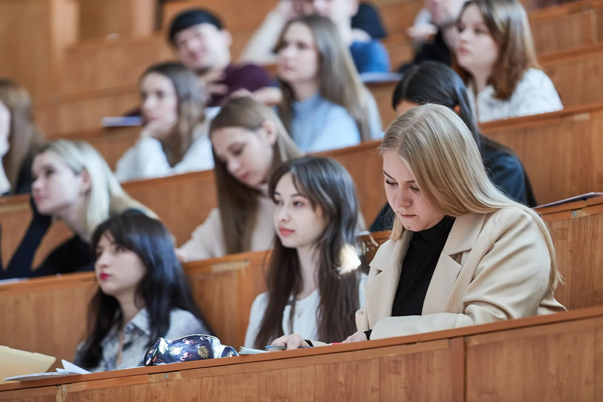 По новым правилам вместо штрафов введена компенсация, а вузы получили право отчислять студентов по целевым местам в любой момент — изменения затронут студентов и работодателей.