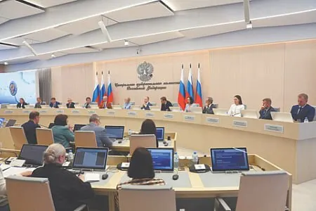 Центризбирком планирует вычеркнуть из партсписка «Яблока» ряд кандидатов; при выбытии четверти списка партия может быть снята с выборов. Продолжаются корректировки списков на фоне штрафов, задержаний и обысков в отношении членов партии.