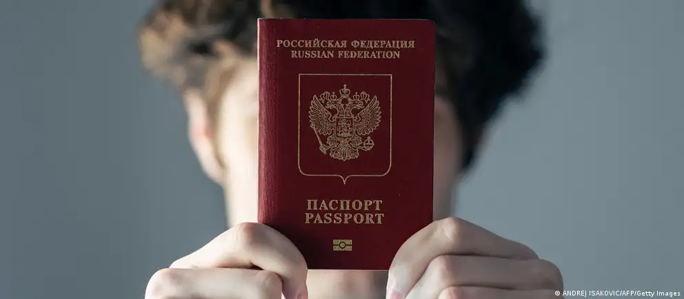 Из‑за возражений Франции и Италии Евросоюз переработал первоначальный проект: запрет планируется ввести только для тех, кто непосредственно участвовал в боевых действиях в Украине, а также ограничить его действием только на краткосрочные визы с рядом исключений.