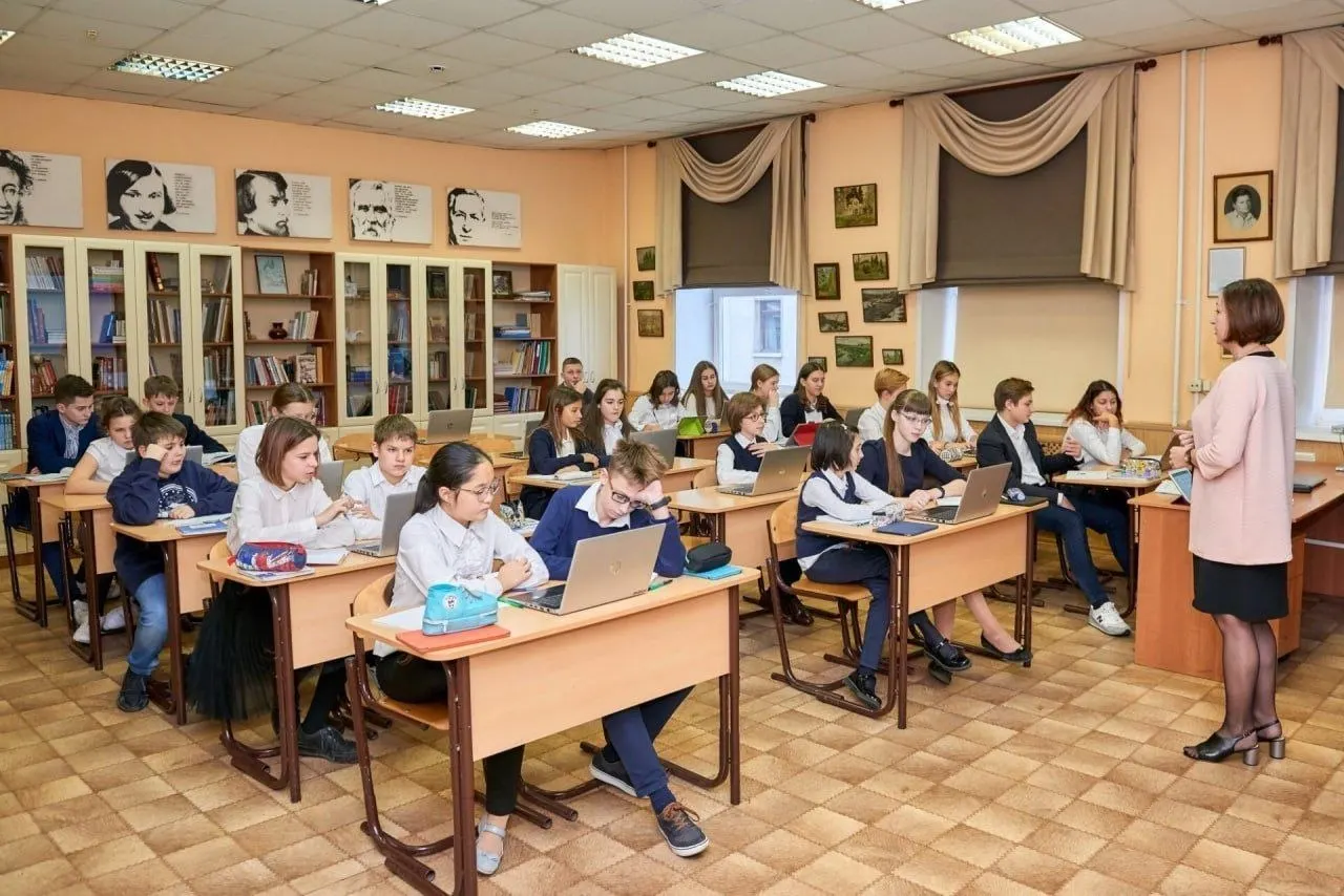 Документ закрепляет особый статус профессии, гарантирует наставничество для новичков, бесплатный доступ к государственным электронным ресурсам, бесплатную юридическую помощь и присвоение звания «Ветеран труда» при стаже от 25 лет.