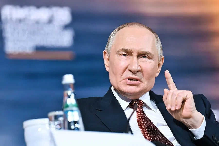 Президент заявил, что сбои на топливном рынке носит кратковременный характер, ненефтегазовые доходы бюджета во II квартале выросли на четверть, а экономическая политика должна быть ориентирована на долгосрочные цели.