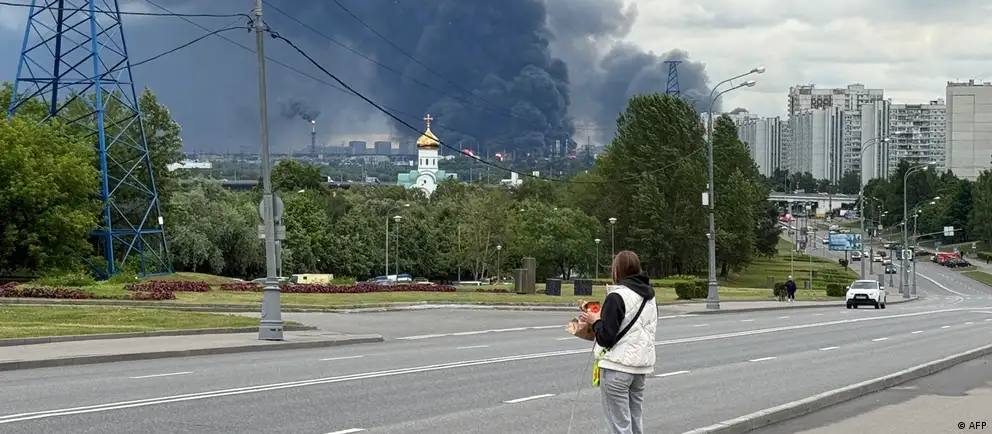 Александр Новак сообщил, что повреждения нефтеперерабатывающих заводов после прилётов беспилотников привели к сокращению производства бензина и дизеля. Власти ввели ограничения на экспорт и другие меры, но нехватка топлива затронула десятки миллионов россиян.
