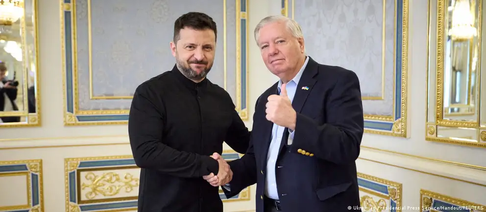 Процедурное голосование в Сенате прошло 86 против 12. Документ расширяет полномочия президента США вводить высокие пошлины и ожидает финального голосования позже на этой неделе; вступление в силу не произойдёт до сентября.