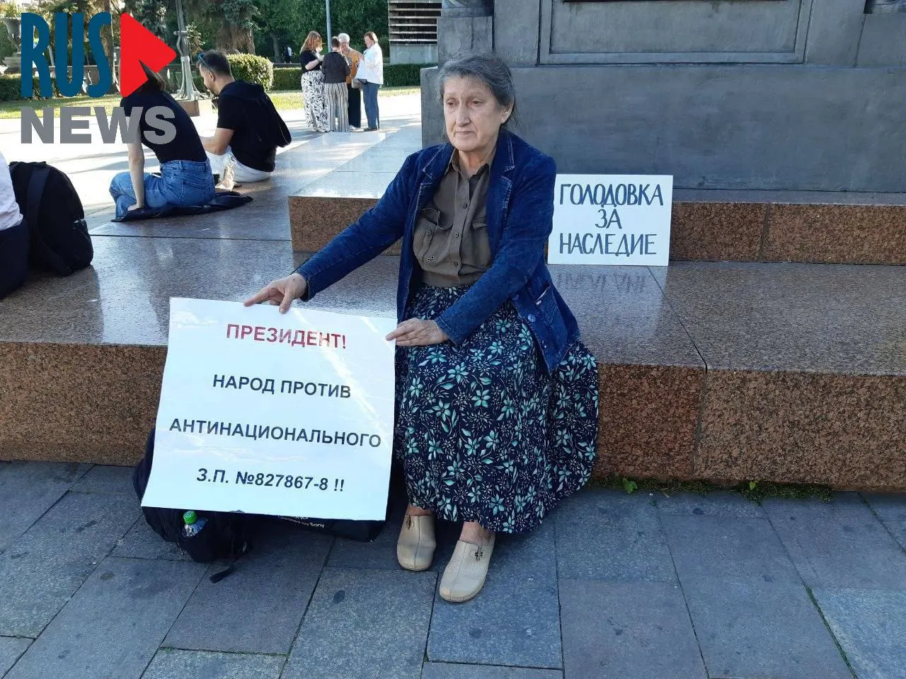 Председатель новосибирского отделения ВООПИК Наталья Шамина устроила голодовку у памятника в центре Москвы в знак протеста против законопроекта о передаче регионов права исключать объекты культурного наследия; через час её задержали и доставили в отдел полиции.