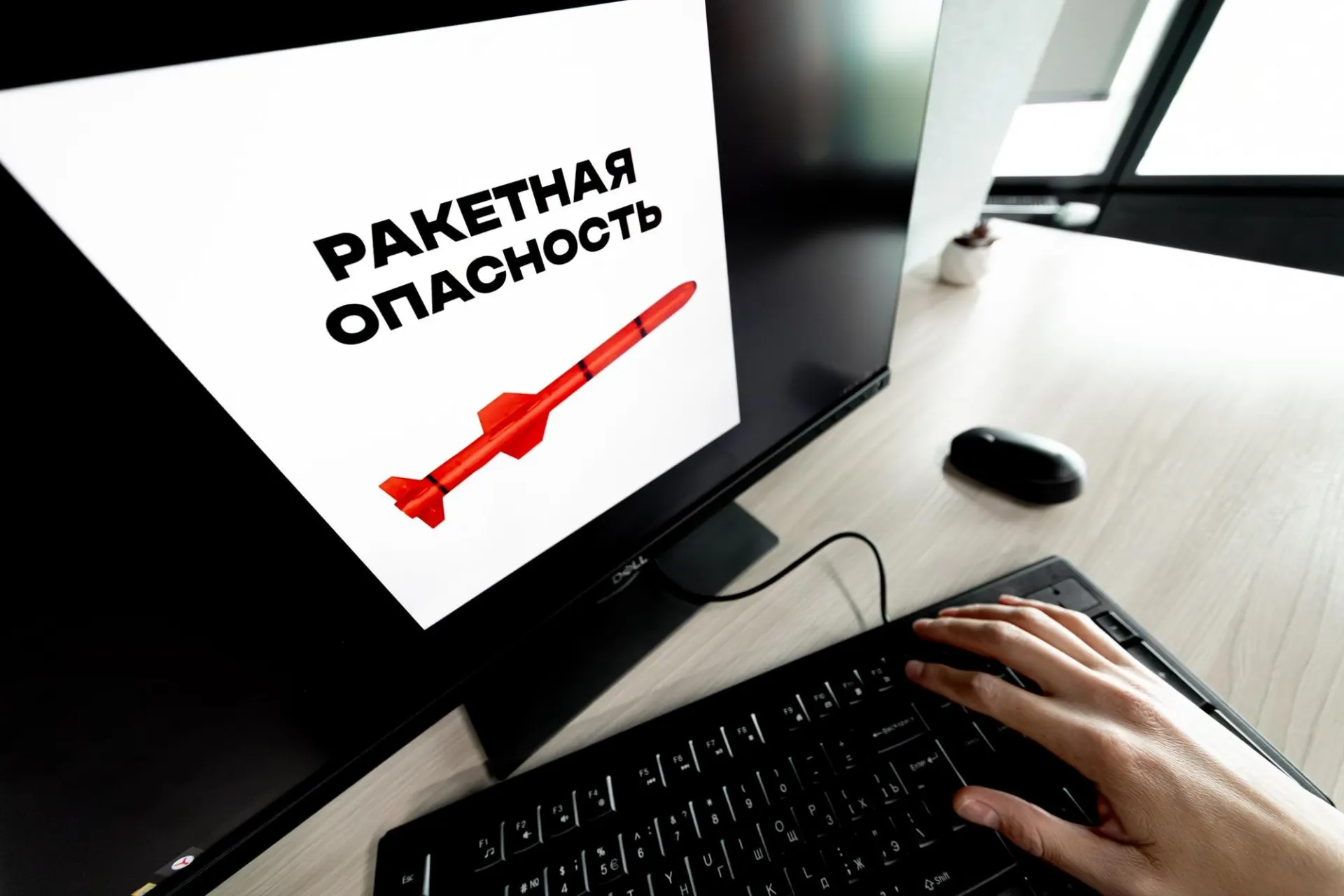 Воздушная тревога прозвучала в нескольких регионах страны. Власти объявили режим ракетной опасности в Воронежской области и ведётся проверка информации.