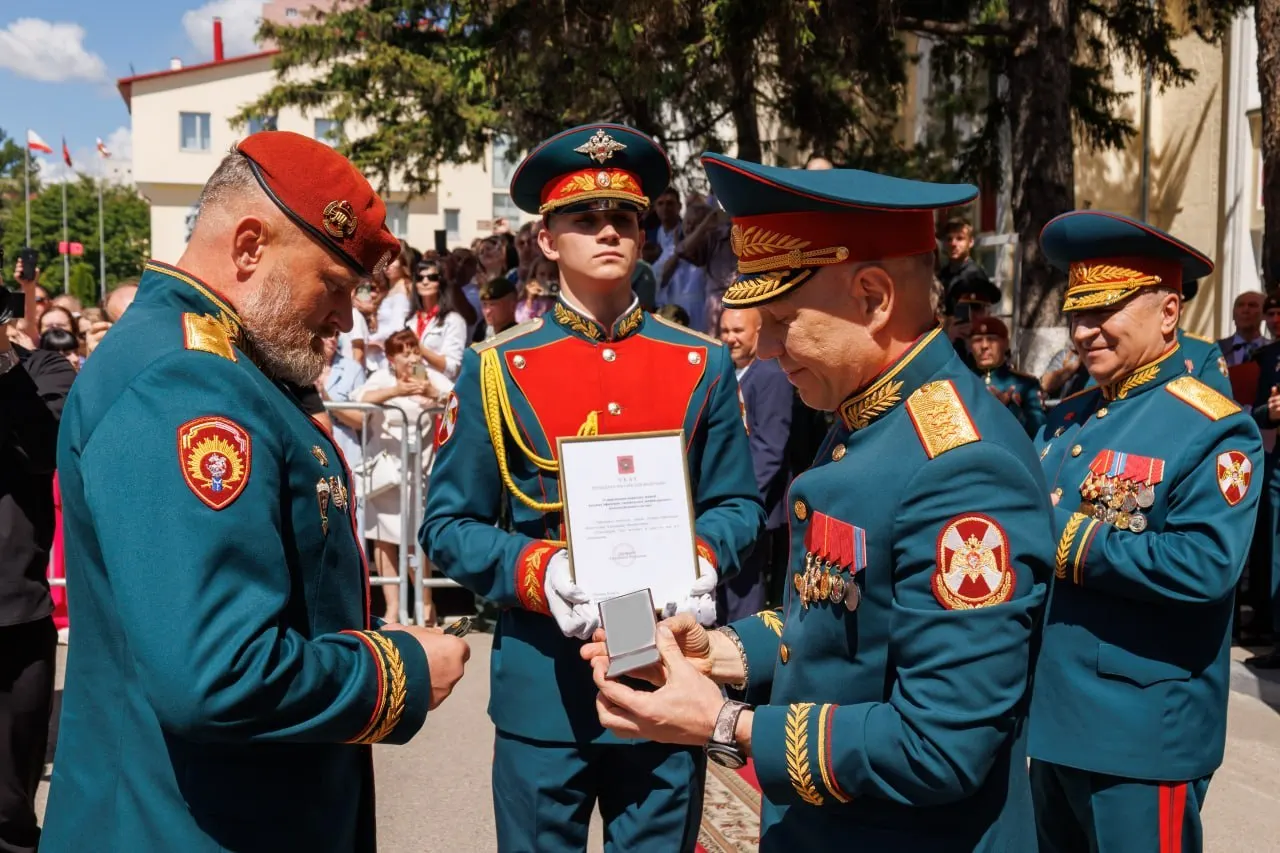 Начальнику Саратовского института войск национальной гвардии Александру Белоглазову присвоили воинское звание генерал-лейтенанта. Погоны и удостоверение вручил заместитель директора Росгвардии Анатолий Маликов.