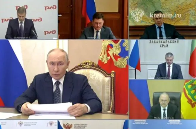 На совещании с президентом обсуждали обеспечение топливом госорганов и граждан, ускорение участия малого и среднего бизнеса в производстве нефтепродуктов. Губернатор региона предложил строить мини‑НПЗ и наращивать импорт топлива.
