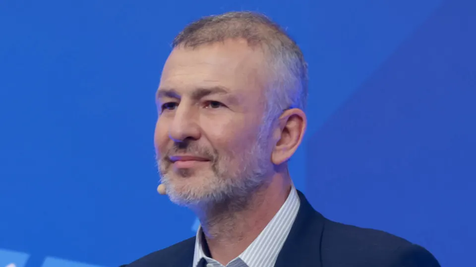 Андрей Мельниченко избежал конфискации энергетической компании Сибэко после заключения мирового соглашения: он перечислил 32 млрд рублей в пользу образовательного центра «Сириус». Ранее Генпрокуратура потребовала обратить компанию в доход государства, усомнившись в законности её покупки.
