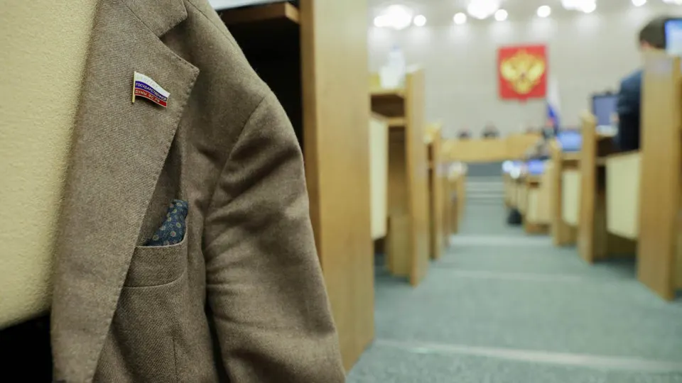 Правительство поддержало законопроект, который отменяет наказания за отсутствие или несвоевременную подачу деклараций региональными депутатами. Поправки продолжают недавнюю смену правил декларирования доходов для чиновников.