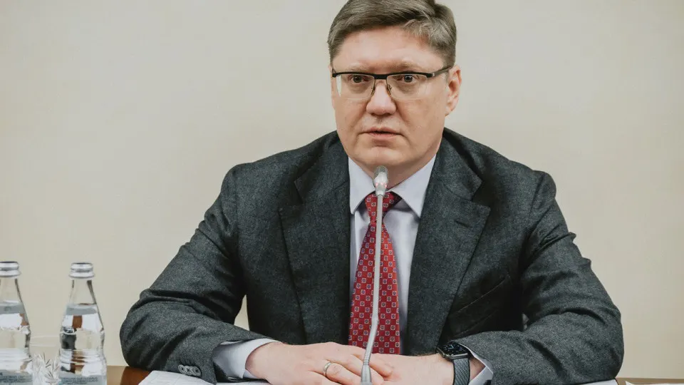 Заместитель руководителя фракции прокомментировал дефицит бензина, обвинив внешние удары в сбое работы НПЗ и призвав не допускать манипуляций на выборах. Тем временем переработка нефти резко сократилась, а регионы вводят ограничения на продажу топлива.