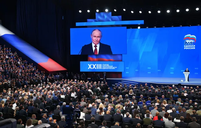 Администрация президента пересмотрела KPI для «Единой России» на думских выборах: если ранее рассчитывали на 55–60% при высокой явке, теперь в ряде регионов ставят задачу в районе 45–50%. Решение объясняют падением рейтингов, экономическими проблемами и усталостью общества.