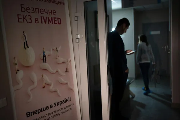 Депутаты приняли поправки в закон «О ветеранах»: вспомогательные репродуктивные технологии, включая экстракорпоральное оплодотворение, будут доступны бесплатно для определённых категорий женщин, связанные с ограничениями по суррогатному материнству и оплате криоконсервации.