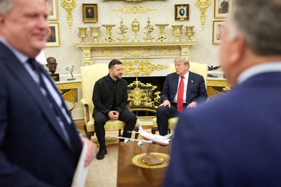 Встреча президентов США и Украины длилась чуть более часа. Киев просил экстренный пакет ракет для систем Patriot, а также договорился о скором приезде спецпосланников из окружения Трампа.