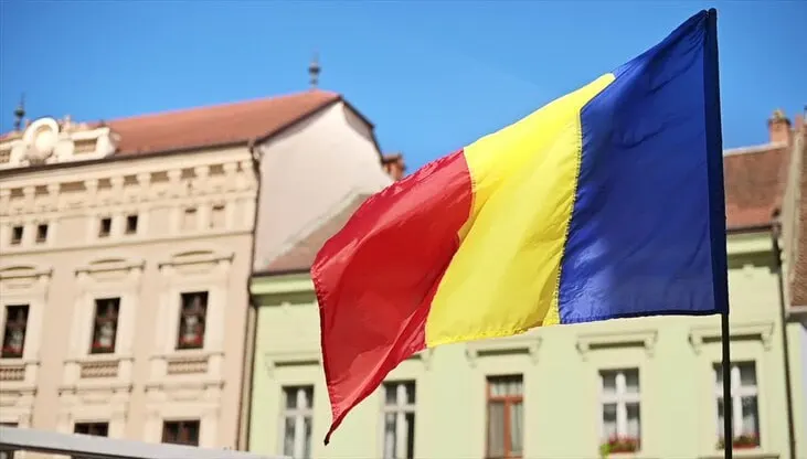 Бухарест потребовал выезда дипломата после того, как с 24 по 26 июля вооружённые силы Румынии сбили три беспилотника; российскому представителю предъявили обломки одного из аппаратов, а посла отозвали для консультаций.