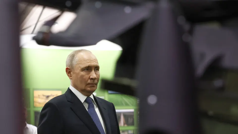 На форуме «Все для победы» президент сообщил о почти 70 млрд руб., перечисленных через ОНФ, заявил об усилении армии и финансовой системы и констатировал рост военных расходов бюджета.