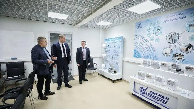 Совет Евросоюза в постановлении в Официальном журнале внес завод «Сигнал» (г. Энгельс) в список объектов, подпавших под ограничения в рамках 21-го пакета санкций — в пакет также вошли 48 физлиц и 170 организаций.