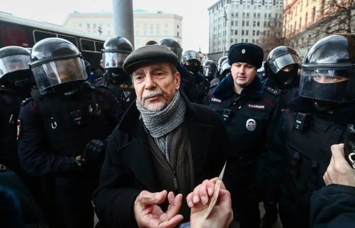 В Хорошевском суде Москвы началось заочное рассмотрение дела против 84‑летнего правозащитника: обвинение просит 6,5 года колонии и десять лет запрета администрировать сайты по статьям о «нежелательной организации» и «иностранном агенте».