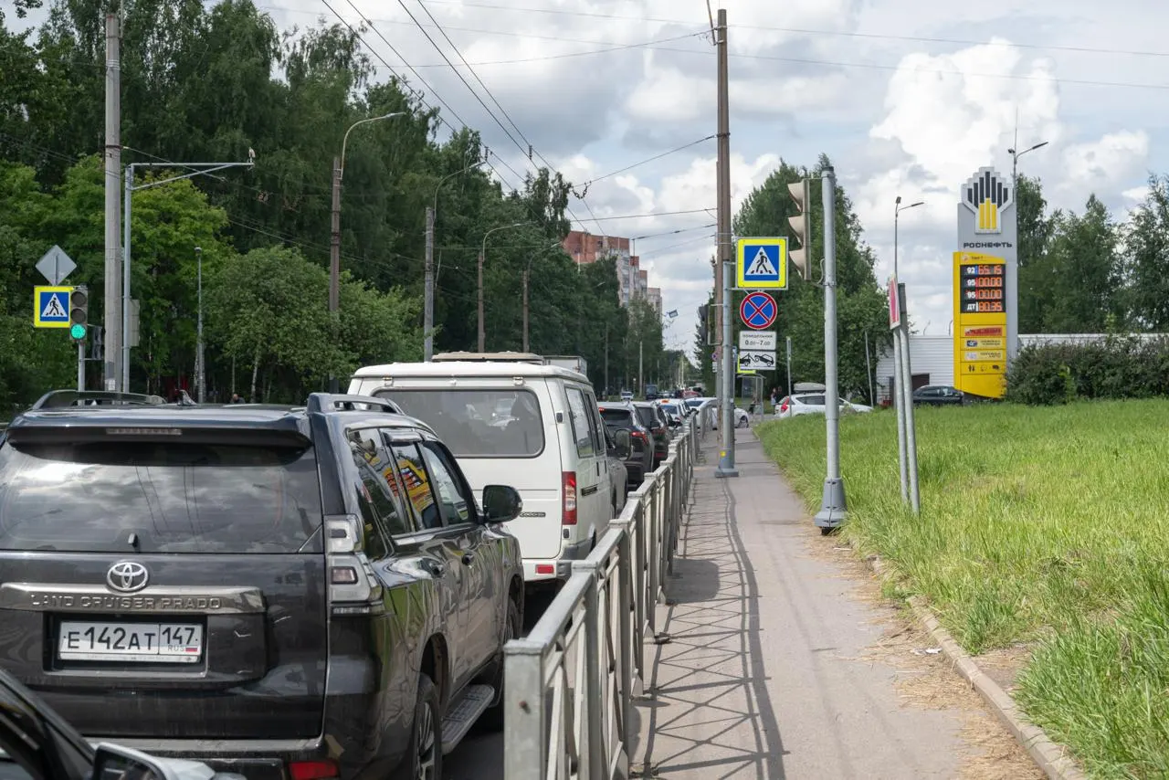 На городских заправках утверждают, что пока получают топливо Евро‑5 и сомневаются в скором приходе бензина с повышенным содержанием серы, хотя федерально в июле временно разрешили оборот Евро‑3.
