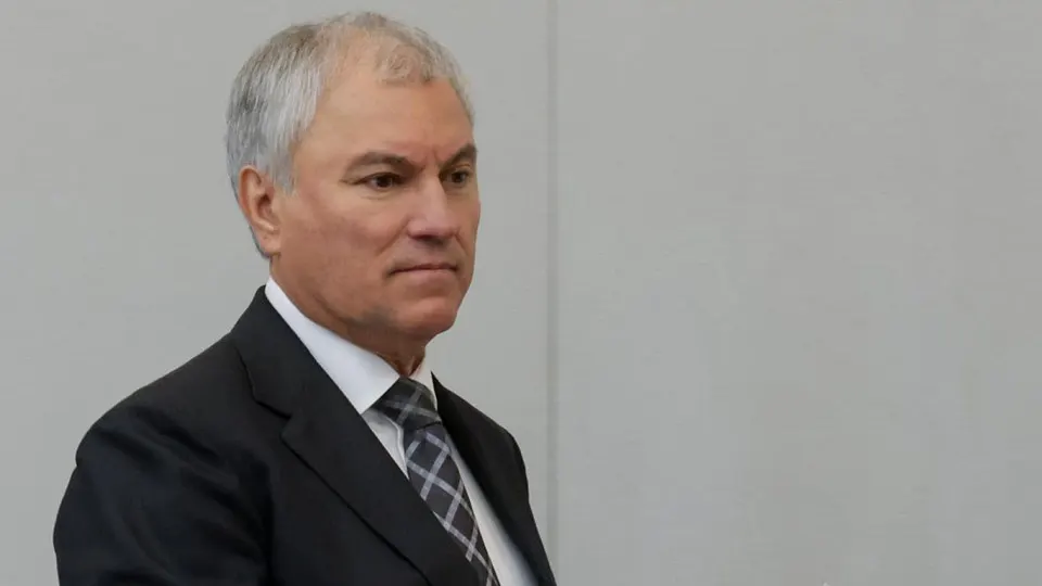 Спикер Госдумы предложил приоритетно развивать трамваи как альтернативу личному автотранспорту, депутаты отмечают очереди на АЗС; аналитики связывают проблемы с поставками и ударами по топливной инфраструктуре.