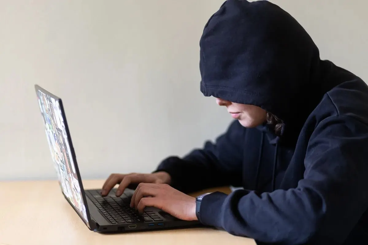 Проект предлагает через суд запрещать преследователю приближаться к жертве, посещать её места и связываться с ней; документ направлен на оценку в правительство и при принятии может вступить в силу с 1 января 2027 года.