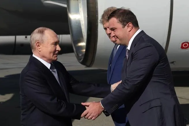 На рабочей встрече 25 июля стороны обсудили рост ВРП региона, успехи в сельском хозяйстве, состояние промышленности, крупные инфраструктурные проекты, помощь участникам СВО, а также проблемы недостроенного метро и пострадавших дольщиков.