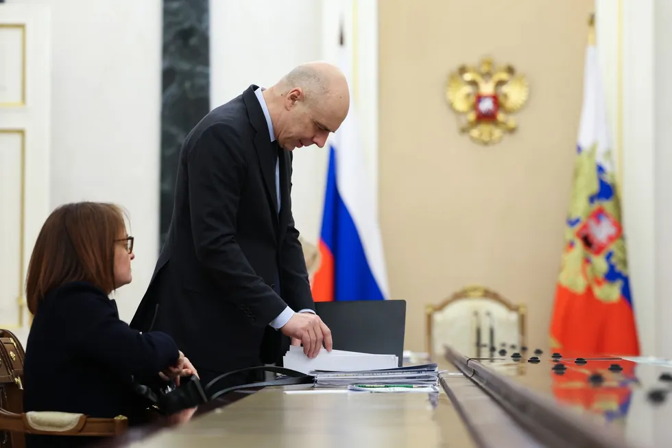 Госдума разрешила Минфину оперативно увеличивать расходы и брать займы сверх бюджетных лимитов. Это облегчение решает текущие кассовые разрывы, но подрывает предсказуемость фискальной политики, повышает ставки и снижает инвестиции — а также обостряет проблемы финансирования военных расходов.