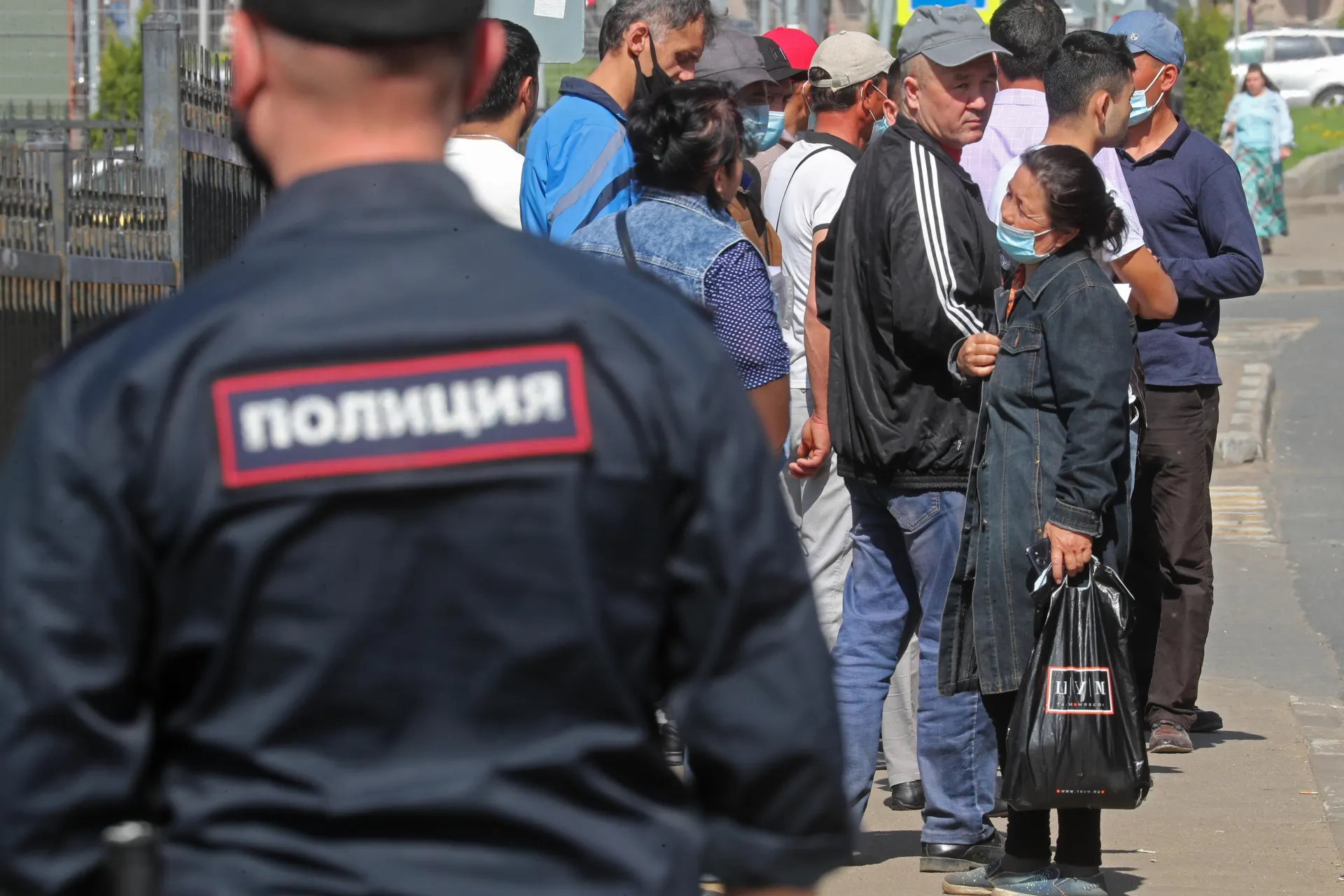 Во второй версии законопроекта о депортации иностранцев планируют включить в перечень оснований для обязательного выдворения дискриминацию и неповиновение законному требованию пограничника.