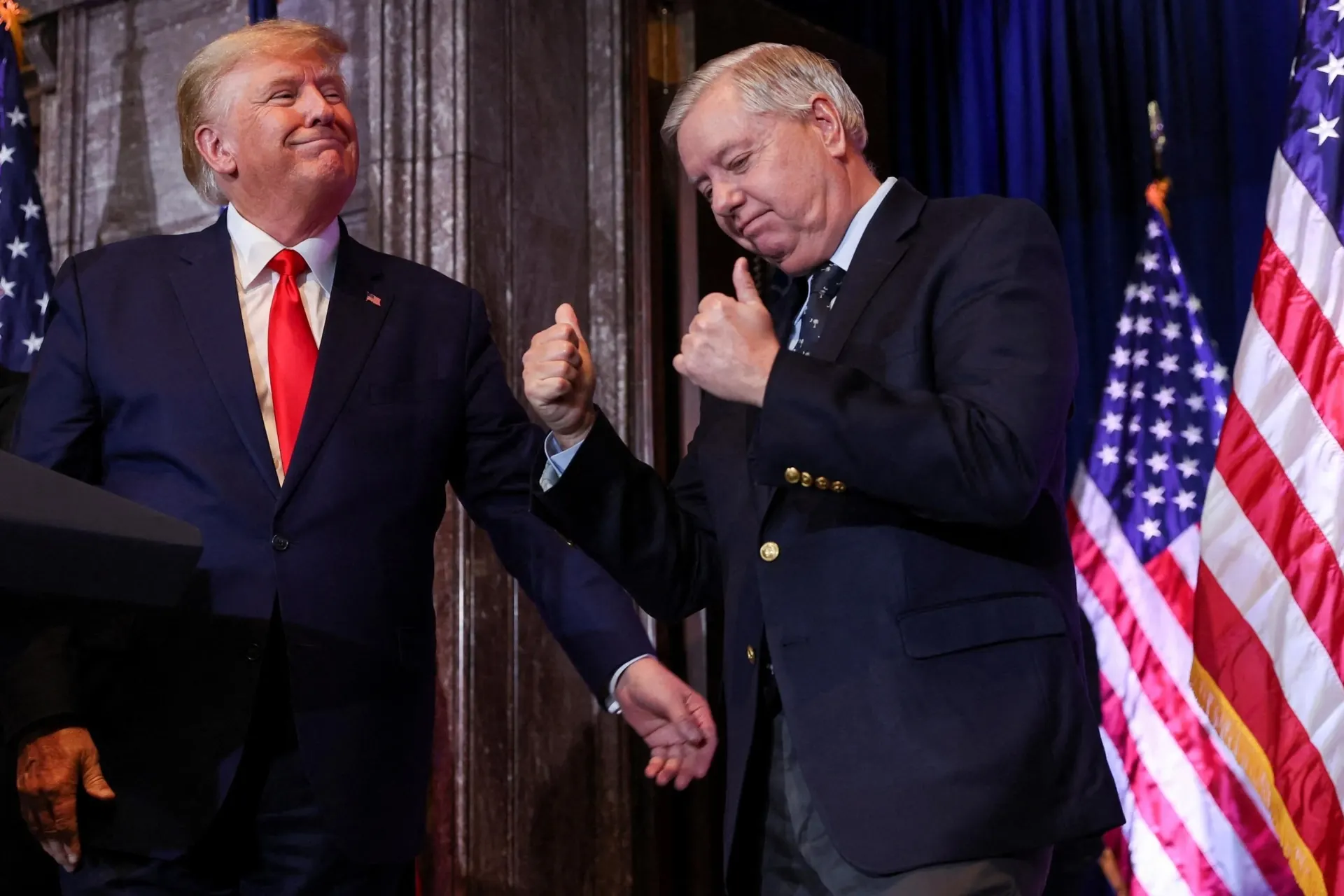 Президент США Дональд Трамп поддерживает введение крупного пакета санкций против России, который в последние полтора года активно лоббировал скончавшийся сенатор Линдси Грэм, сообщает представитель Белого дома.