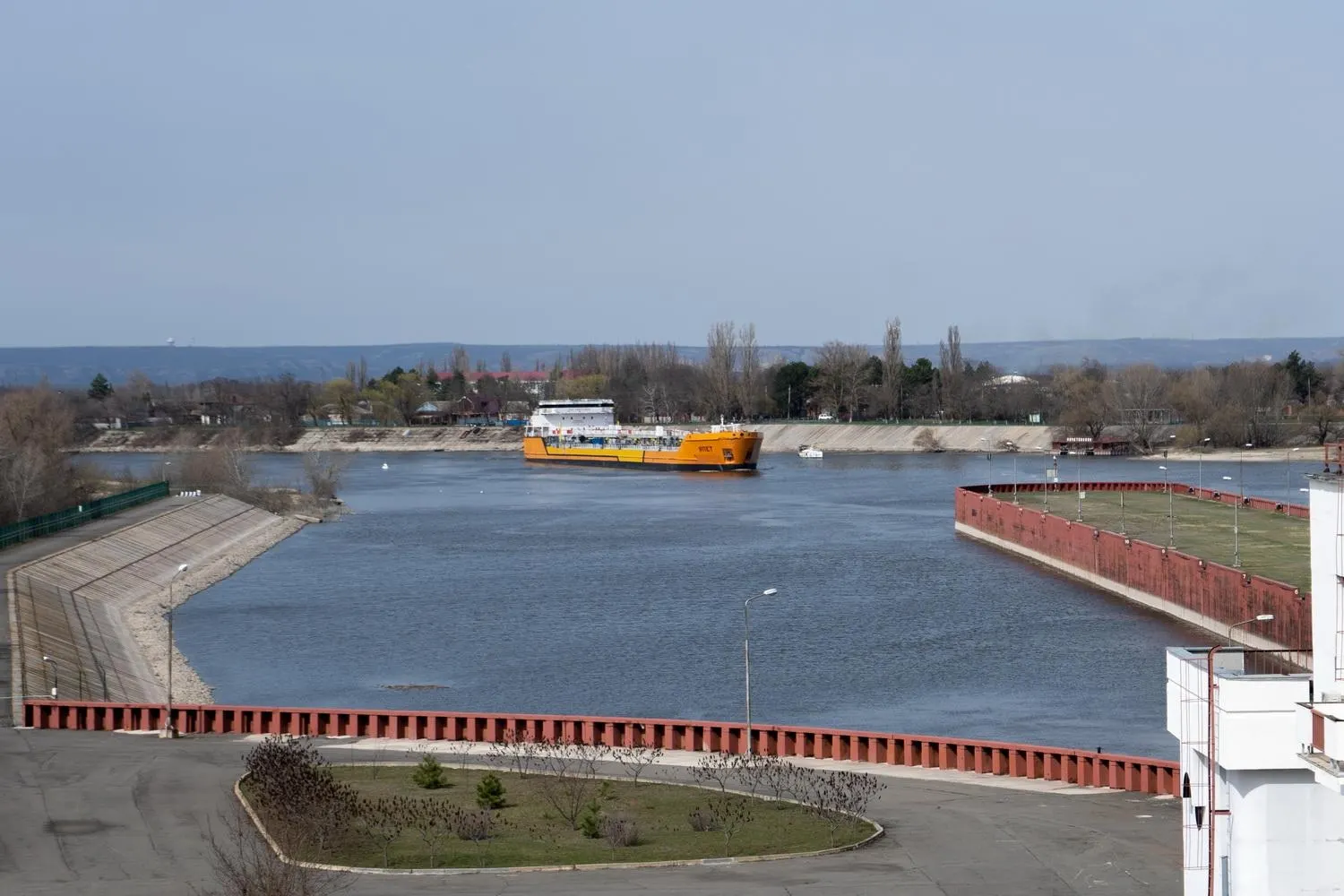 Из‑за ударов беспилотников по судам в Азовском море Россия приостановила движение по Азово‑Донскому морскому каналу — это может затронуть почти четверть экспорта пшеницы через Азовское море.