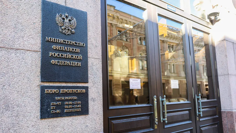 После 2022 года Россия перешла к устойчиво дефицитной бюджетной модели: госдолг вырос на 68%, а расходы на обслуживание задолженности стремительно увеличились и уже стали одной из крупнейших статей бюджета.