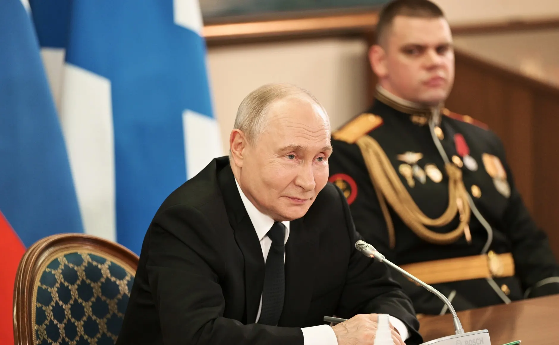 На встрече с моряками президент заявил о предстоящей «победе России», обвинил Киев и Запад в эскалации, пообещал решительно действовать при провокациях на море и гарантировать безопасность Калининградской области; международные призывы «заморозить» конфликт в Кремле назвали нереалистичными.