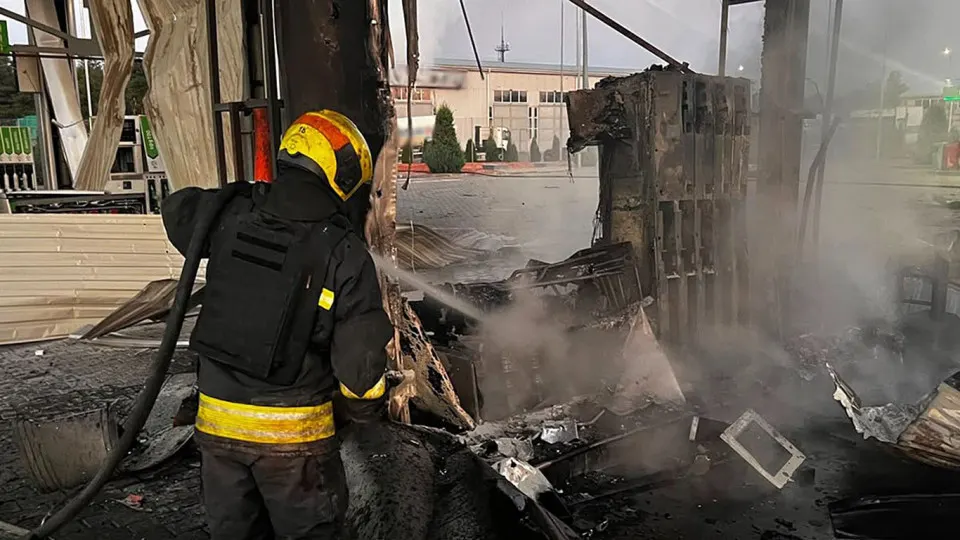 Ночью 1 июля беспилотники атаковали объекты в Днепропетровской области: пять автозаправок повреждены, одна женщина погибла, трое ранены. Атака совпала с масштабным дефицитом топлива и резким ростом цен в России.